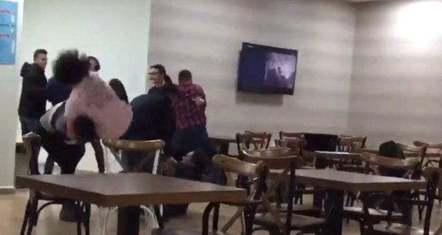 Öğrenci Kavgasına Gelen Polislere Büyük Sürpriz!